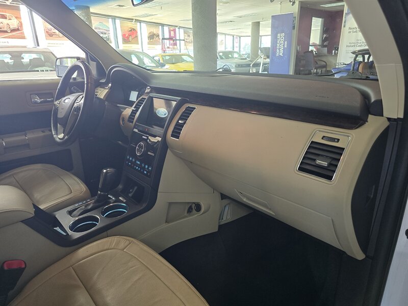 2017 Ford Flex Limited - Photo 16 - Hamilton, OH 45015
