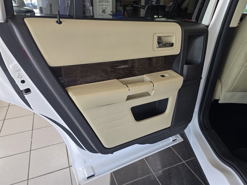 2017 Ford Flex Limited - Photo 10 - Hamilton, OH 45015