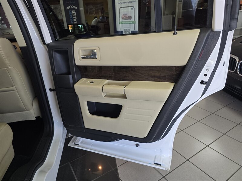 2017 Ford Flex Limited - Photo 18 - Hamilton, OH 45015