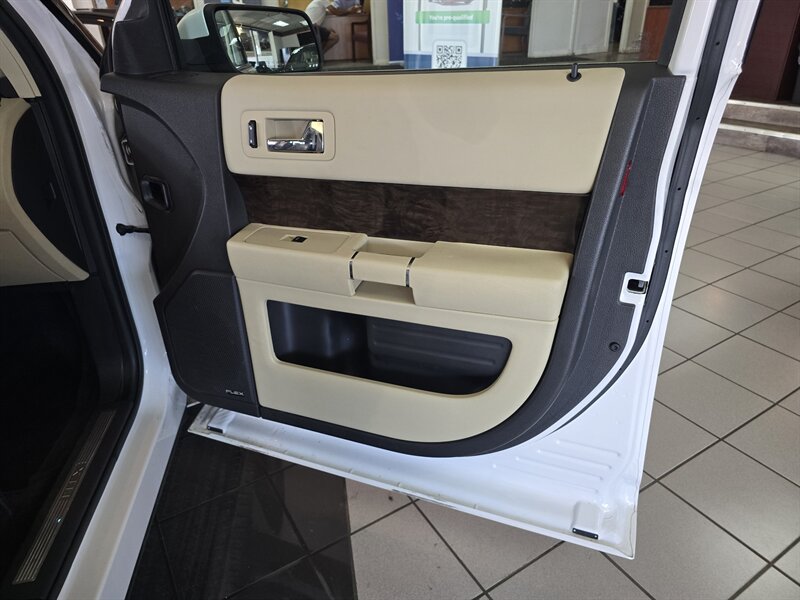 2017 Ford Flex Limited - Photo 15 - Hamilton, OH 45015