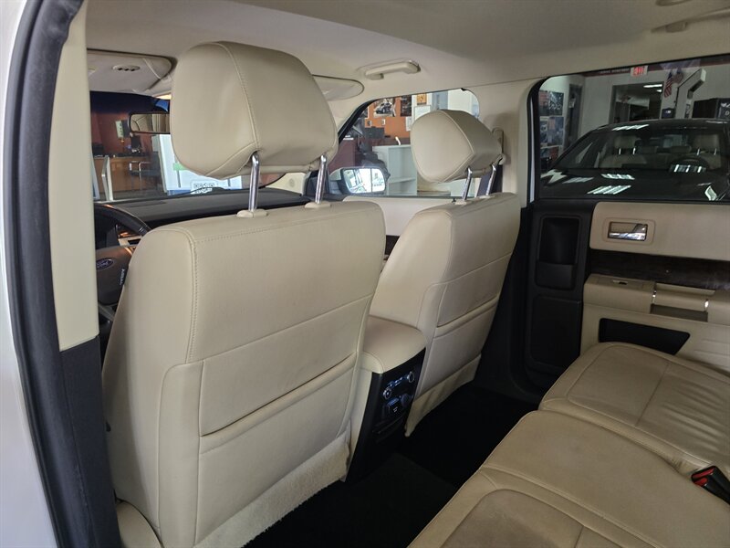 2017 Ford Flex Limited - Photo 13 - Hamilton, OH 45015