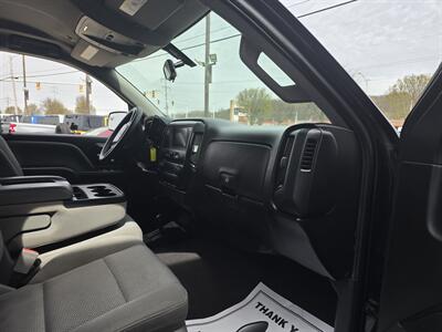 2018 Chevrolet Silverado 1500 Custom 4DR CREW CAB 4X4 V8   - Photo 13 - Hamilton, OH 45015
