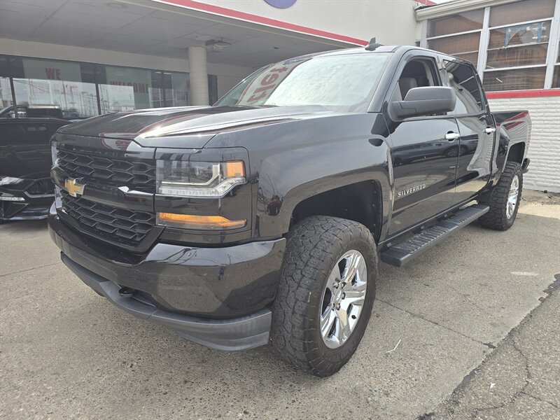 2018 Chevrolet Silverado 1500 Custom 4DR CREW CAB 4X4 V8   - Photo 1 - Hamilton, OH 45015