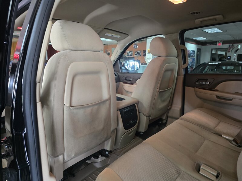 2014 Chevrolet Suburban LS 4DR SUV 4X4 - Photo 11 - Hamilton, OH 45015