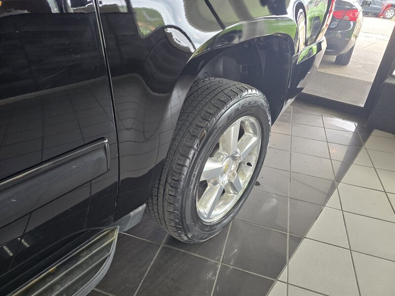 2014 Chevrolet Suburban LS 4DR SUV 4X4 - Photo 35 - Hamilton, OH 45015