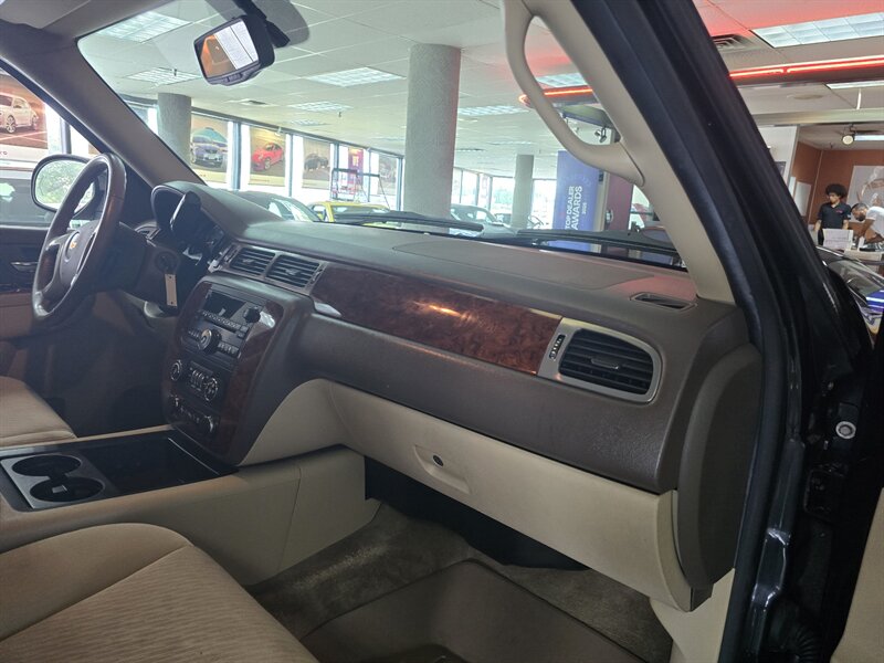 2014 Chevrolet Suburban LS 4DR SUV 4X4 - Photo 15 - Hamilton, OH 45015