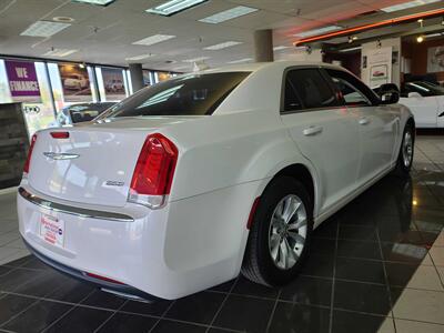 2015 Chrysler 300 Series Limited 4DR SEDAN   - Photo 5 - Hamilton, OH 45015