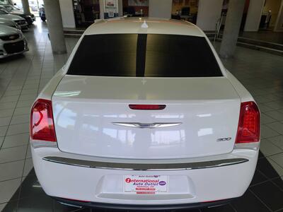 2015 Chrysler 300 Series Limited 4DR SEDAN   - Photo 33 - Hamilton, OH 45015