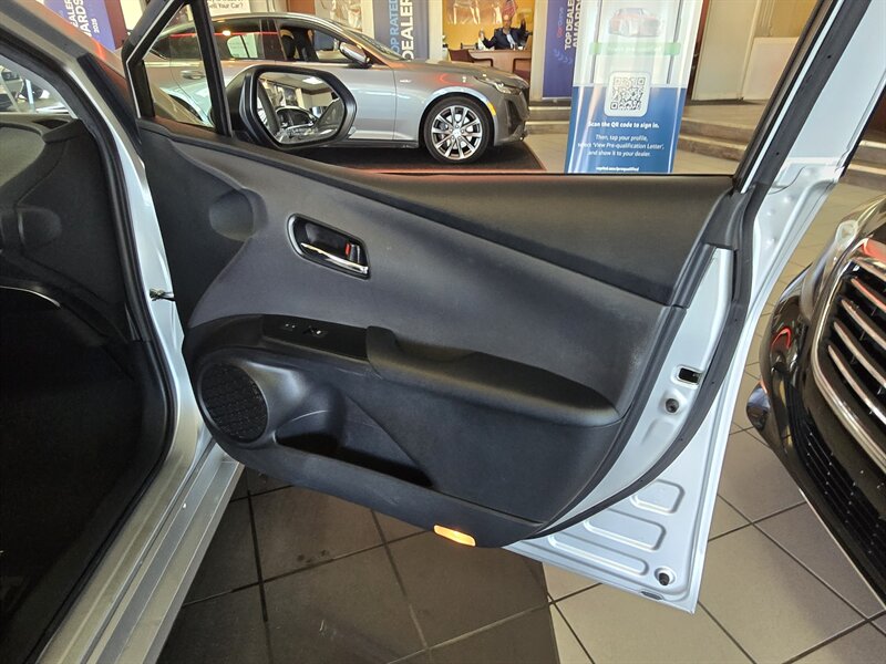 2016 Toyota Prius Two 4DR HATCHBACK - Photo 13 - Hamilton, OH 45015