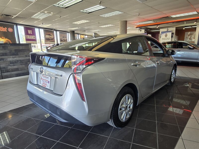 2016 Toyota Prius Two 4DR HATCHBACK - Photo 5 - Hamilton, OH 45015
