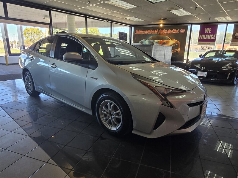 2016 Toyota Prius Two 4DR HATCHBACK - Photo 4 - Hamilton, OH 45015