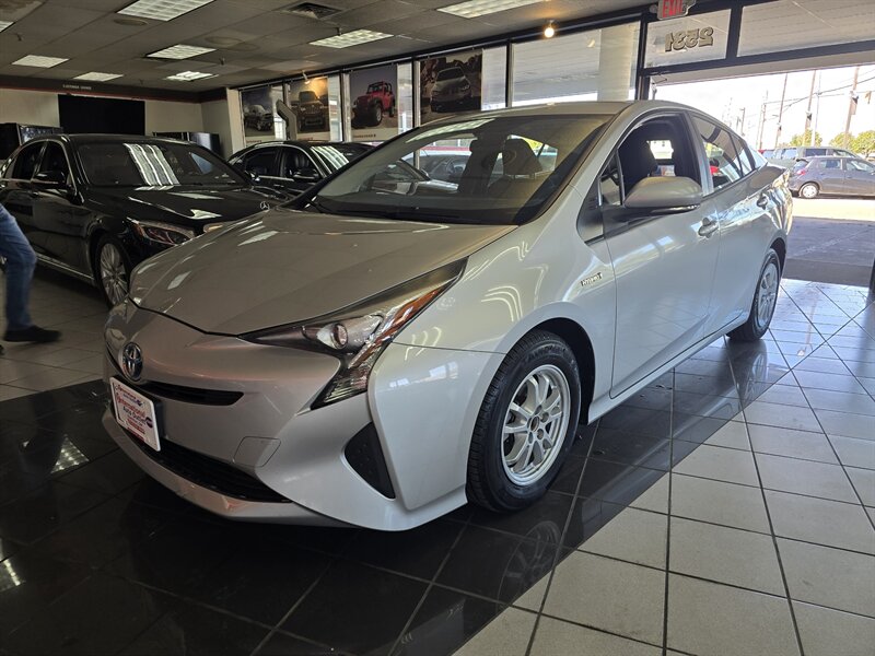 2016 Toyota Prius Two   - Photo 1 - Hamilton, OH 45015