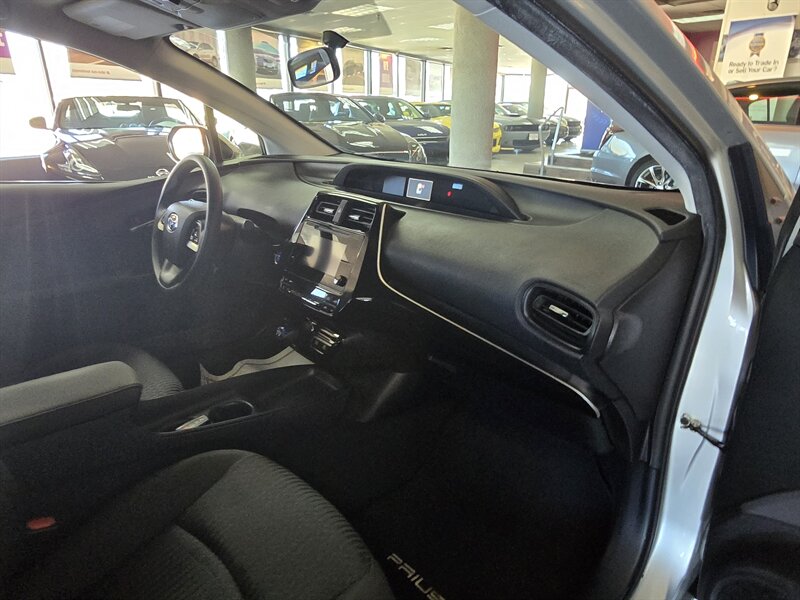 2016 Toyota Prius Two 4DR HATCHBACK - Photo 14 - Hamilton, OH 45015