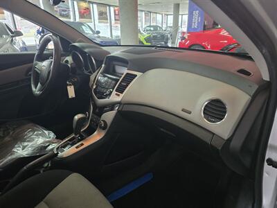 2015 Chevrolet Cruze LS Auto   - Photo 13 - Hamilton, OH 45015