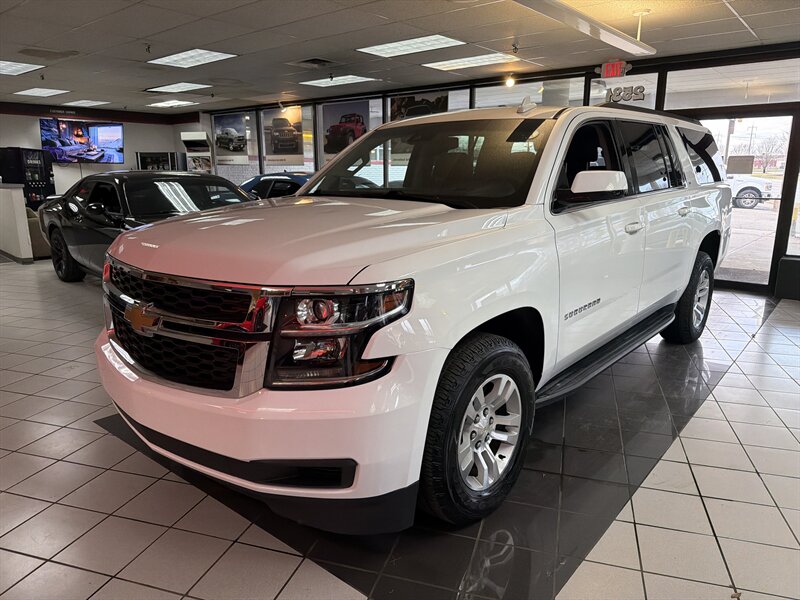 2020 Chevrolet Suburban LT   - Photo 1 - Hamilton, OH 45015