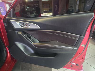 2018 Mazda MAZDA3 Touring 4DR HATCHBACK - Photo 11 - Hamilton, OH 45015