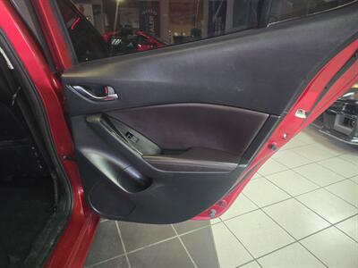 2018 Mazda MAZDA3 Touring 4DR HATCHBACK - Photo 14 - Hamilton, OH 45015