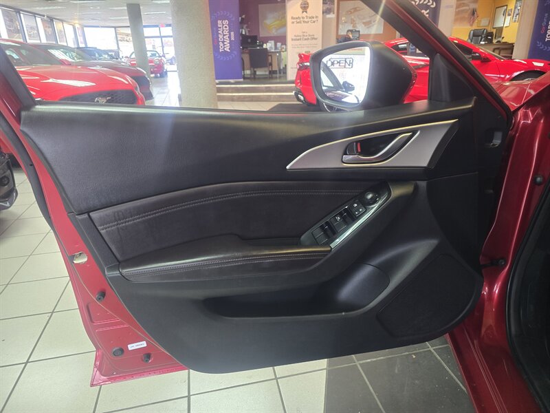 2018 Mazda Mazda3 Touring Hatchback photo 4