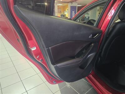 2018 Mazda MAZDA3 Touring 4DR HATCHBACK - Photo 9 - Hamilton, OH 45015