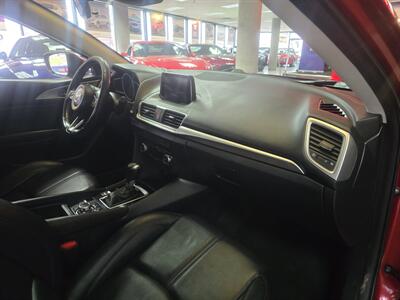 2018 Mazda MAZDA3 Touring 4DR HATCHBACK - Photo 12 - Hamilton, OH 45015