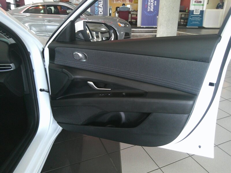 2025 Hyundai ELANTRA Limited 4DR SEDAN - Photo 12 - Hamilton, OH 45015