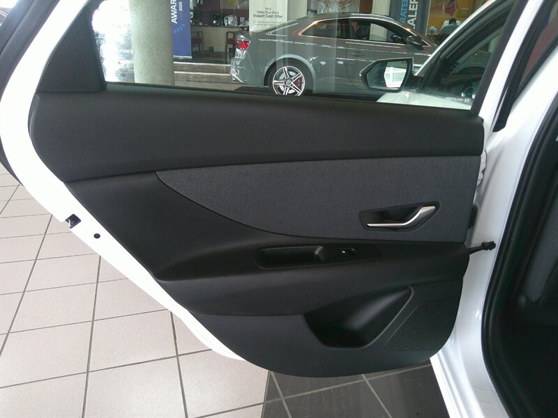 2025 Hyundai ELANTRA Limited 4DR SEDAN - Photo 10 - Hamilton, OH 45015