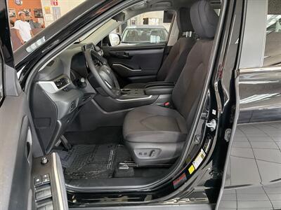 2025 Toyota Highlander LE - Photo 9 - Hamilton, OH 45015