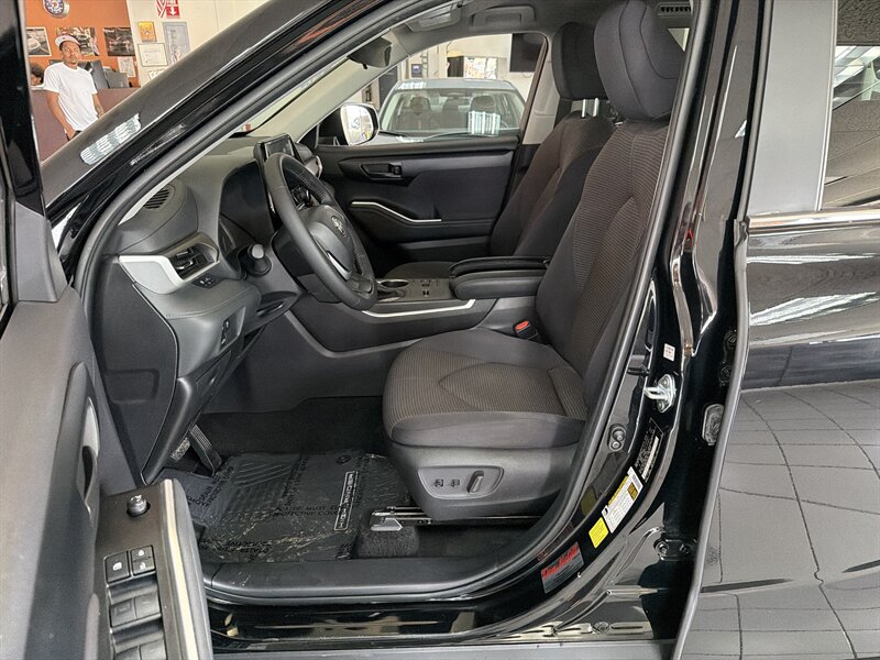 2025 Toyota Highlander LE - Photo 9 - Hamilton, OH 45015