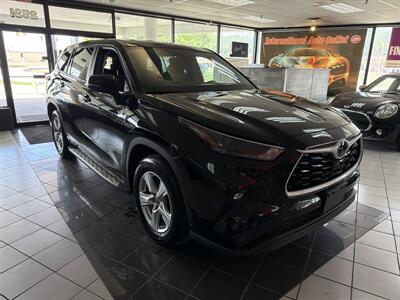 2025 Toyota Highlander LE - Photo 4 - Hamilton, OH 45015