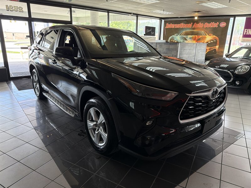 2025 Toyota Highlander LE - Photo 4 - Hamilton, OH 45015