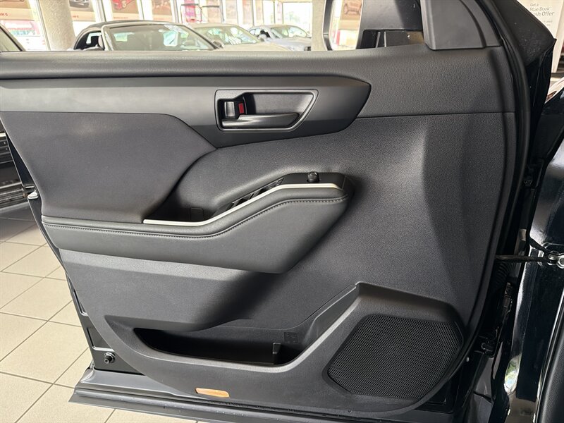 2025 Toyota Highlander LE - Photo 15 - Hamilton, OH 45015
