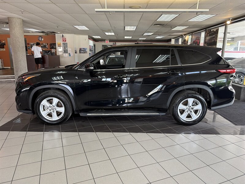2025 Toyota Highlander LE - Photo 2 - Hamilton, OH 45015
