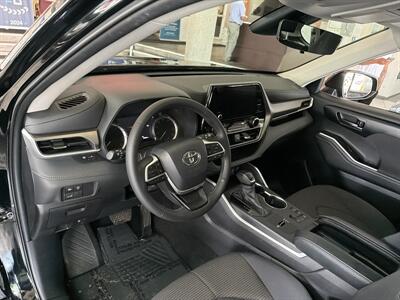 2025 Toyota Highlander LE - Photo 11 - Hamilton, OH 45015