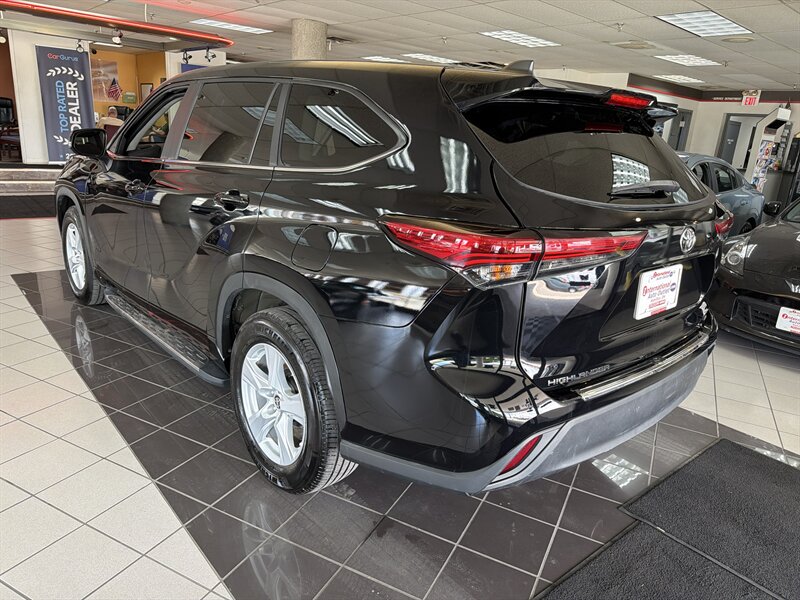 2025 Toyota Highlander LE - Photo 8 - Hamilton, OH 45015