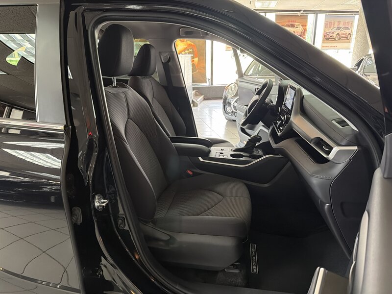 2025 Toyota Highlander LE - Photo 24 - Hamilton, OH 45015