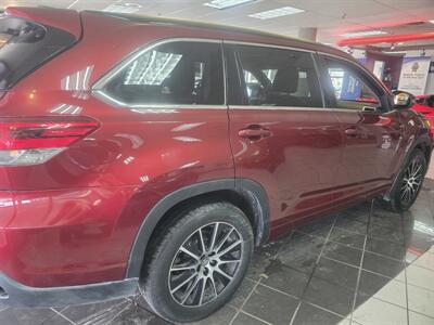 2017 Toyota Highlander XLE 4DR SUV AWD   - Photo 5 - Hamilton, OH 45015