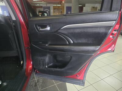 2017 Toyota Highlander XLE 4DR SUV AWD   - Photo 16 - Hamilton, OH 45015