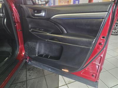 2017 Toyota Highlander XLE 4DR SUV AWD   - Photo 13 - Hamilton, OH 45015