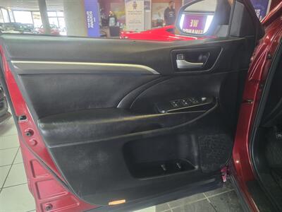 2017 Toyota Highlander XLE 4DR SUV AWD   - Photo 6 - Hamilton, OH 45015