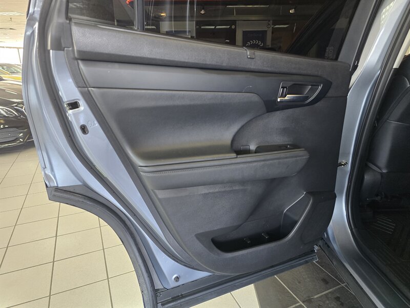 2023 Toyota Highlander XLE 4DR SUV - Photo 10 - Hamilton, OH 45015