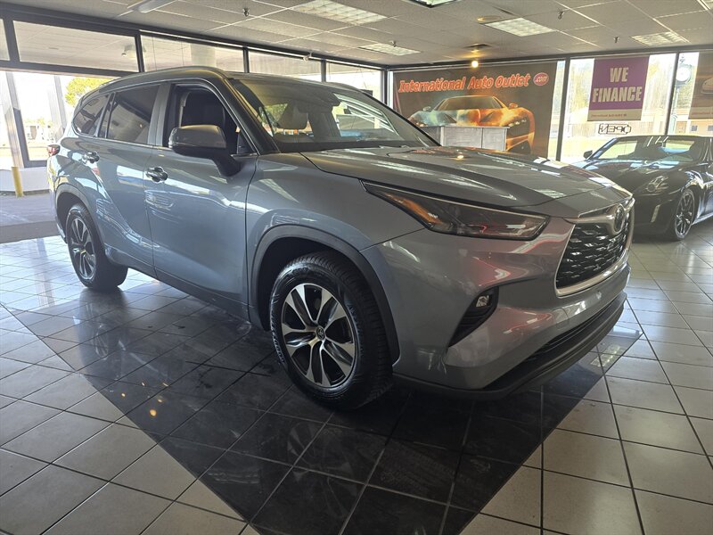 2023 Toyota Highlander XLE 4DR SUV - Photo 3 - Hamilton, OH 45015
