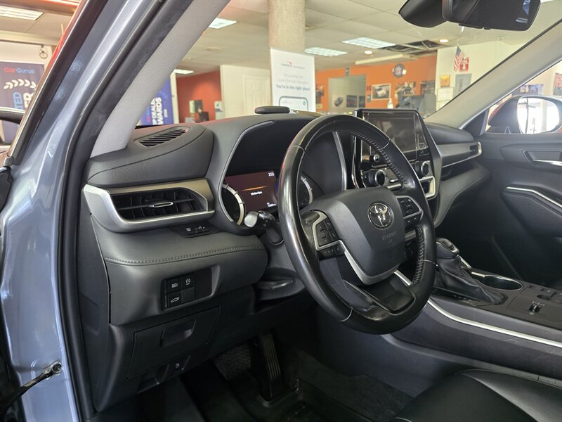 2023 Toyota Highlander XLE 4DR SUV - Photo 8 - Hamilton, OH 45015