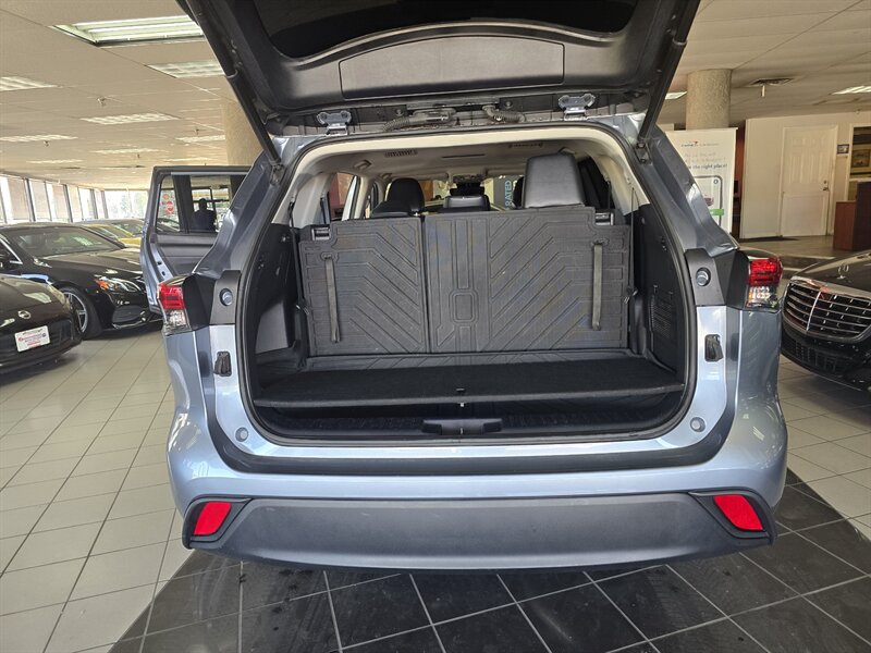 2023 Toyota Highlander XLE 4DR SUV - Photo 13 - Hamilton, OH 45015