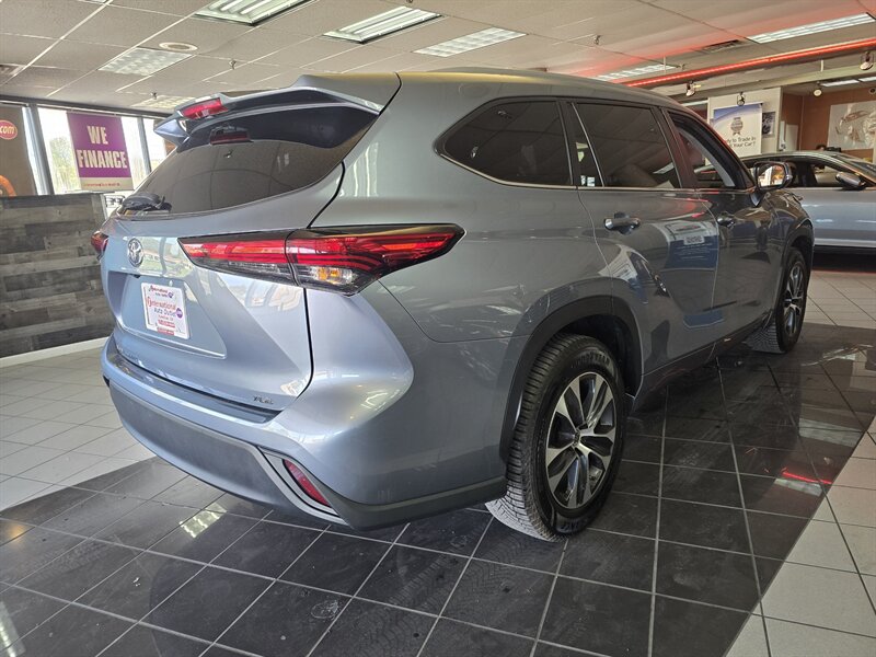 2023 Toyota Highlander XLE 4DR SUV - Photo 4 - Hamilton, OH 45015