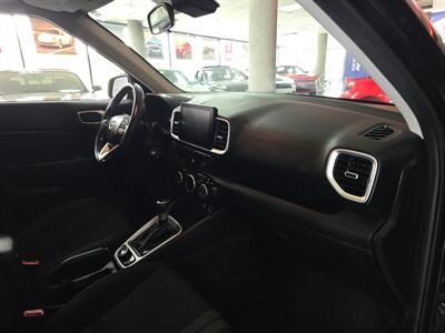 2023 Hyundai VENUE SEL   - Photo 13 - Hamilton, OH 45015