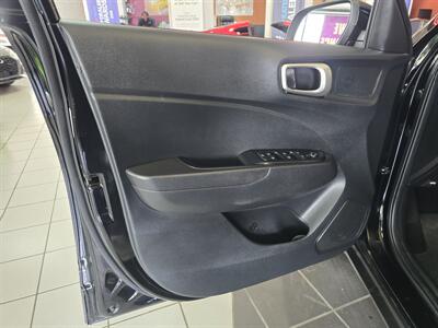 2023 Hyundai VENUE SEL   - Photo 7 - Hamilton, OH 45015