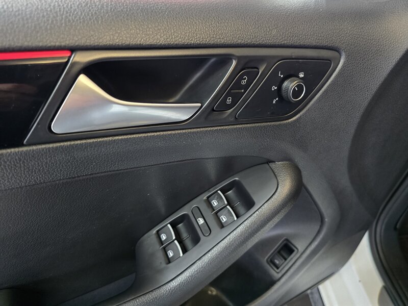 2017 Volkswagen Jetta 2.0T GLI 4DR SEDAN/MANUAL - Photo 17 - Hamilton, OH 45015