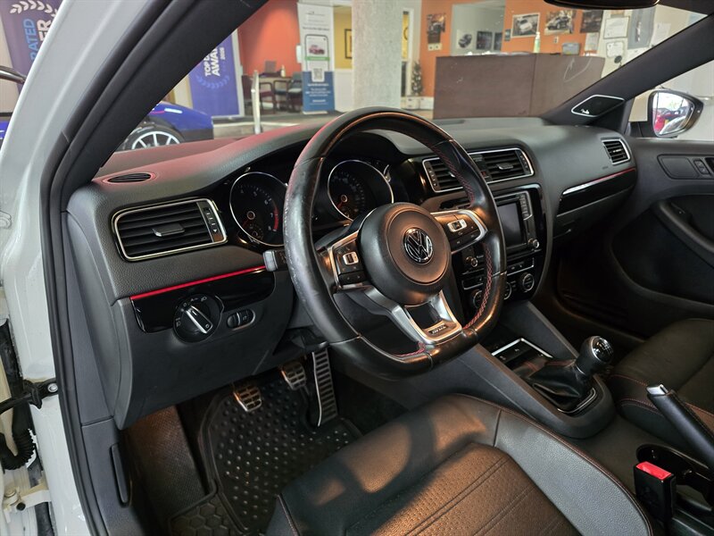 2017 Volkswagen Jetta 2.0T GLI 4DR SEDAN/MANUAL - Photo 8 - Hamilton, OH 45015