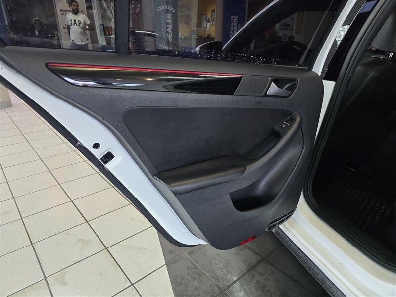 2017 Volkswagen Jetta 2.0T GLI 4DR SEDAN/MANUAL - Photo 10 - Hamilton, OH 45015