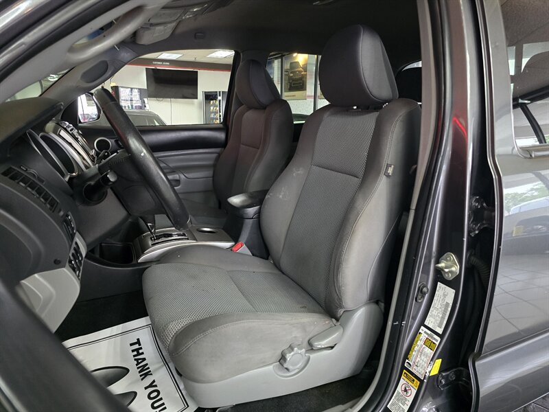 2015 Toyota Tacoma V6 - Photo 9 - Hamilton, OH 45015